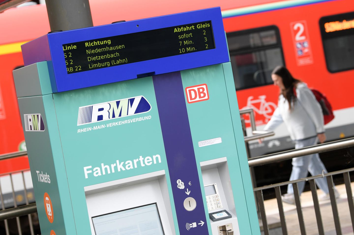 Fahrkartenautomat des Rhein-Main-Verkehrsverbundes (RMV): Derzeit bereiten sich die Verkehrsverbünde auf das 9-Euro-Ticket vor, das ab 1. Juni gelten soll