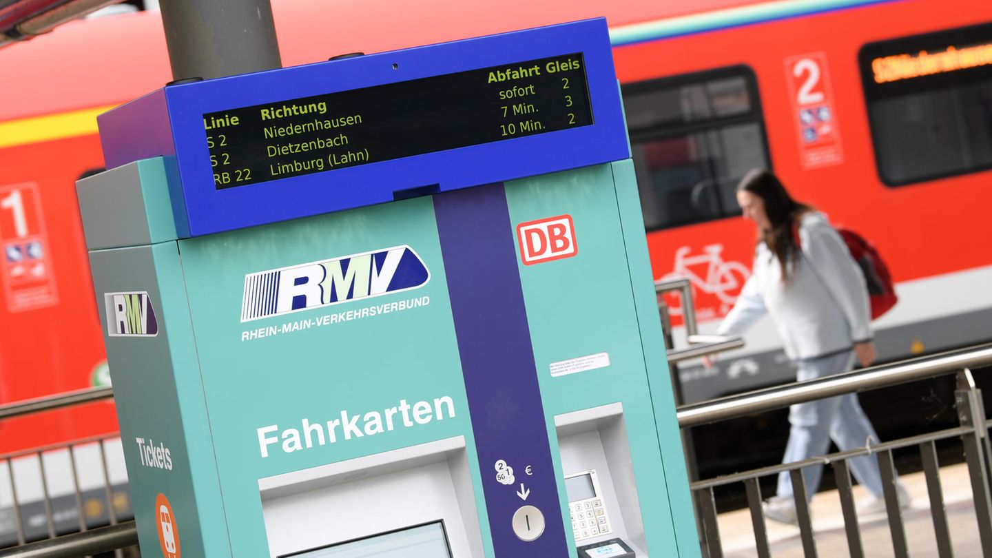 Fahrkartenautomat des Rhein-Main-Verkehrsverbundes (RMV): Derzeit bereiten sich die Verkehrsverbünde auf das 9-Euro-Ticket vor, das ab 1. Juni gelten soll