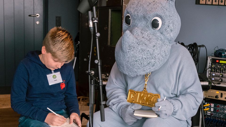 Feinschliff: Dikka geht mit jeder und jedem einzeln die Zeile durch und passt sie etwas an, damit alles zu einem Song zusammenwachsen kann