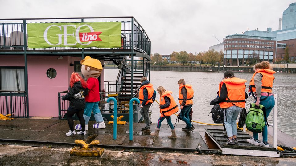 Ahoi! Gesichert mit Schwimmwesten, betreten die Jungen und Mädchen der Theater-AG aus Bad Segeberg das Hausboot, auf dem sie Dikka treffen