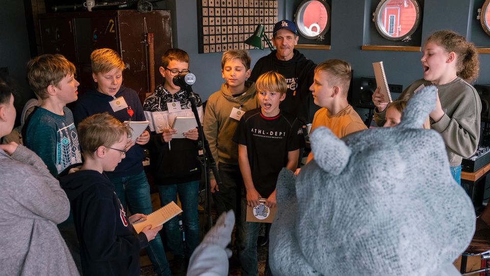 Zum Schluss singen alle gemeinsam den Refrain ins Mikro und nehmen ihn auf. 