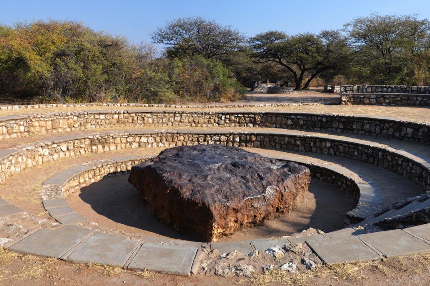 Der Hoba-Meteorit in Namibia ist mit einem geschätzten Gewicht von bis zu 60 Tonnen der bislang größte auf der Erde entdeckte Meteorit. Er traf die Erde vor etwa 80.000 Jahren – und liegt immer noch an seiner ursprünglichen Position