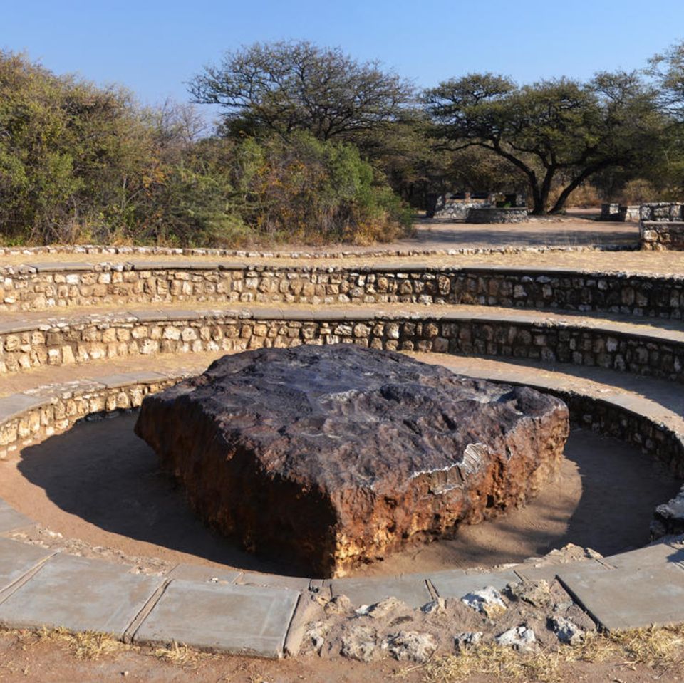 Der Hoba-Meteorit in Namibia ist mit einem geschätzten Gewicht von bis zu 60 Tonnen der bislang größte auf der Erde entdeckte Meteorit. Er traf die Erde vor etwa 80.000 Jahren – und liegt immer noch an seiner ursprünglichen Position