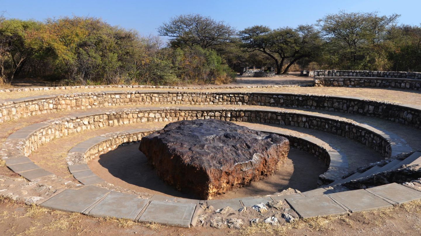 Der Hoba-Meteorit in Namibia ist mit einem geschätzten Gewicht von bis zu 60 Tonnen der bislang größte auf der Erde entdeckte Meteorit. Er traf die Erde vor etwa 80.000 Jahren – und liegt immer noch an seiner ursprünglichen Position