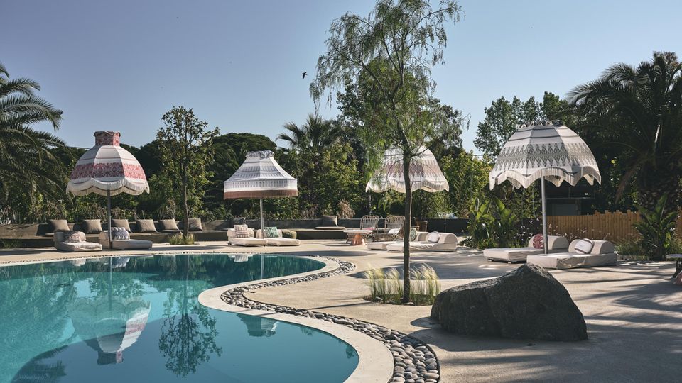 Ekies All Senses Resort Blick auf den Poolbereich des Ekies All Senses Resorts