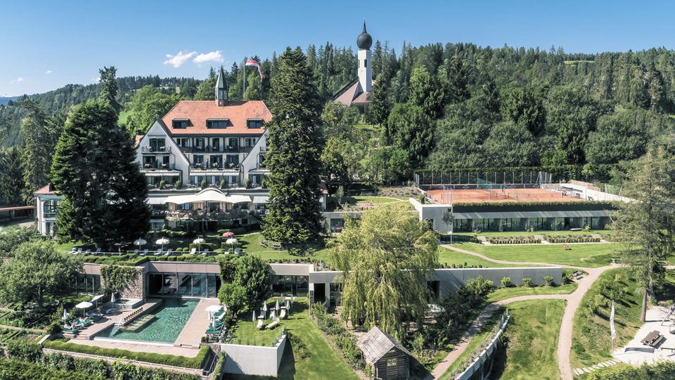 Parkhotel Holzner Blick auf die Anlage des Parkhotel Holzner mit Pool und Garten