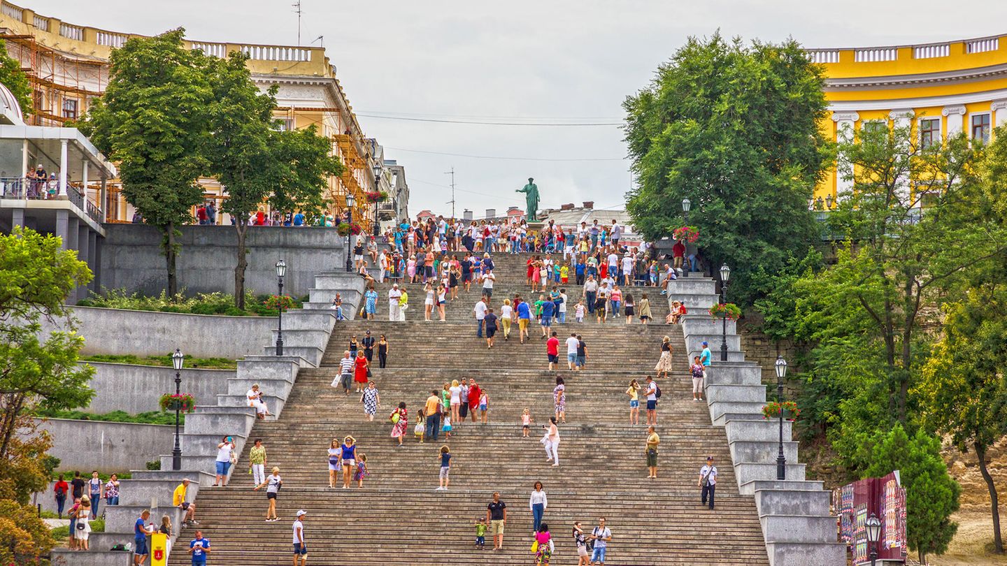 Menschen laufen über Potemkinsche Treppe in Odessa
