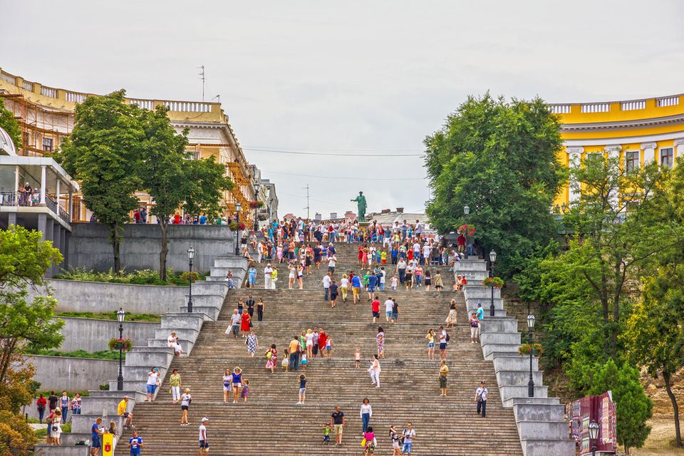 Menschen laufen über Potemkinsche Treppe in Odessa