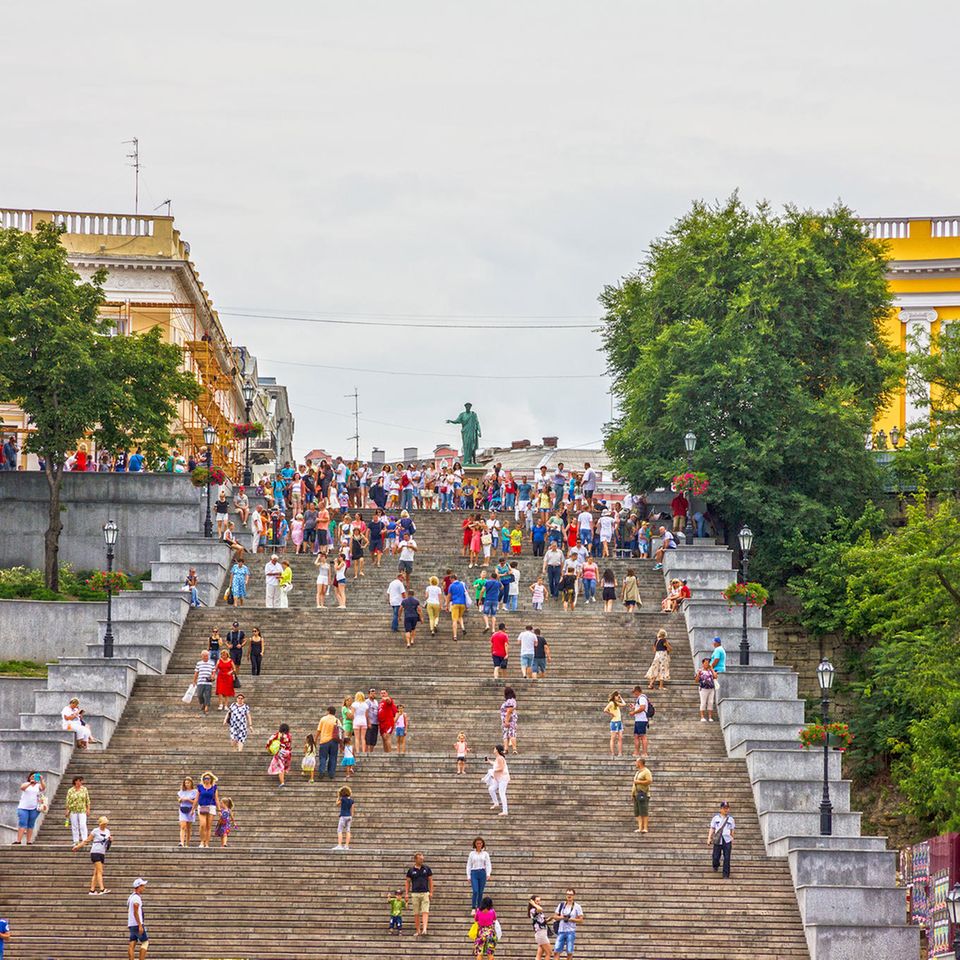 Menschen laufen über Potemkinsche Treppe in Odessa