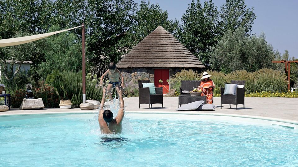 Is Cheas Familie am Pool des Is Cheas auf Sardinien