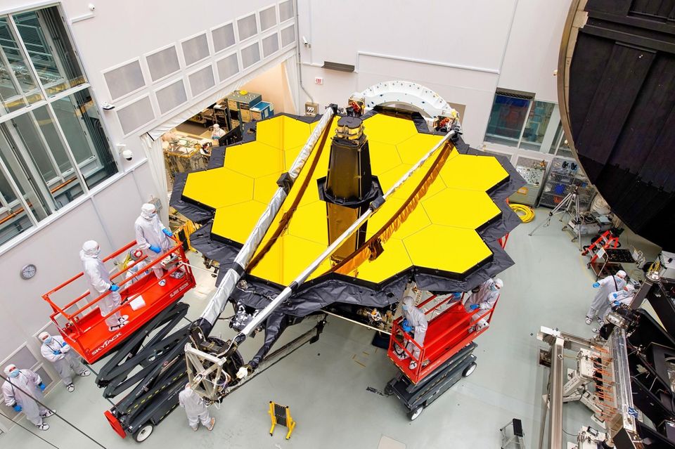 Wissenschaftlerinnen und Wissenschaftler der NASA, der US-amerikanischen Bundesbehörde für Raumfahrt und Flugwissenschaft, tüfteln am James Webb Teleskop. 