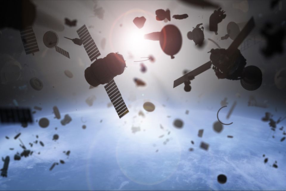 Kaputte Satelliten können zu Weltraumschrott werden und rasend schnell im All herumfliegen.