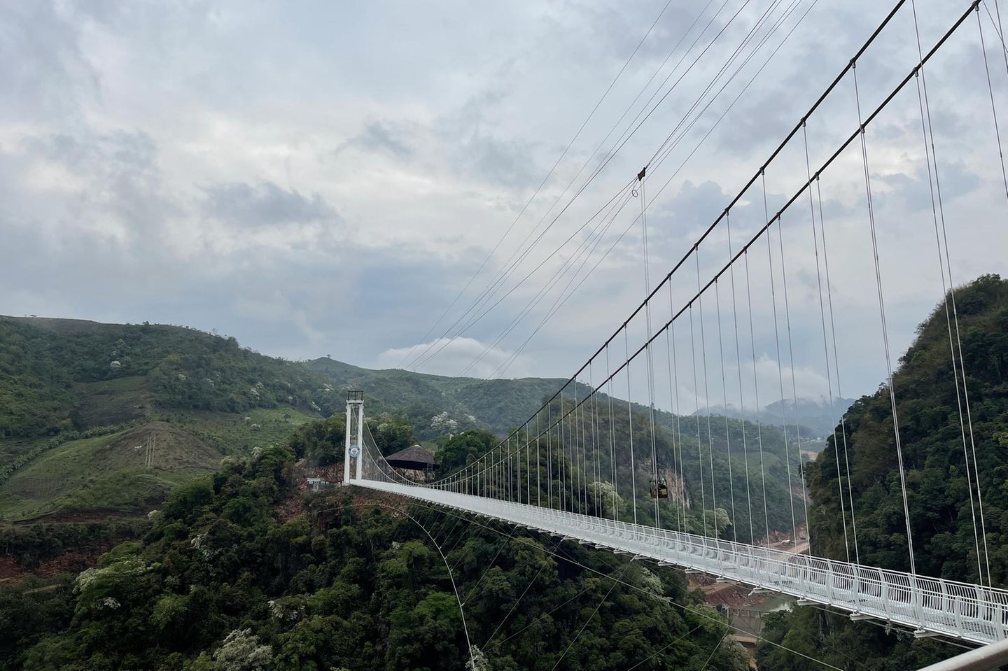 Auf der Glasbrücke sollen sich über 500 Menschen gleichzeitig aufhalten können Glasbrücke in Vietnam