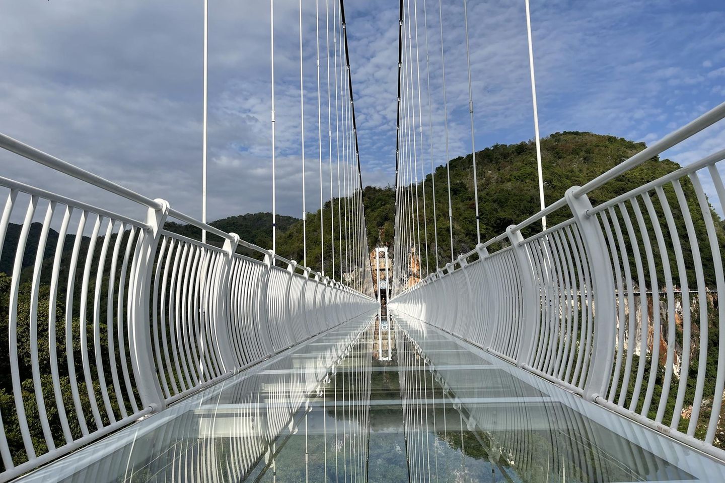 Die Bach-Long-Brücke verläuft zwischen zwei Bergen Glasbrücke in Vietnam