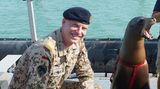 Fregattenkapitän Arne Krüger vom Seebataillon der Marine posiert mit Seelöwe "Jack" während einer internationalen Seeübung