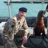 Fregattenkapitän Arne Krüger vom Seebataillon der Marine posiert mit Seelöwe "Jack" während einer internationalen Seeübung
