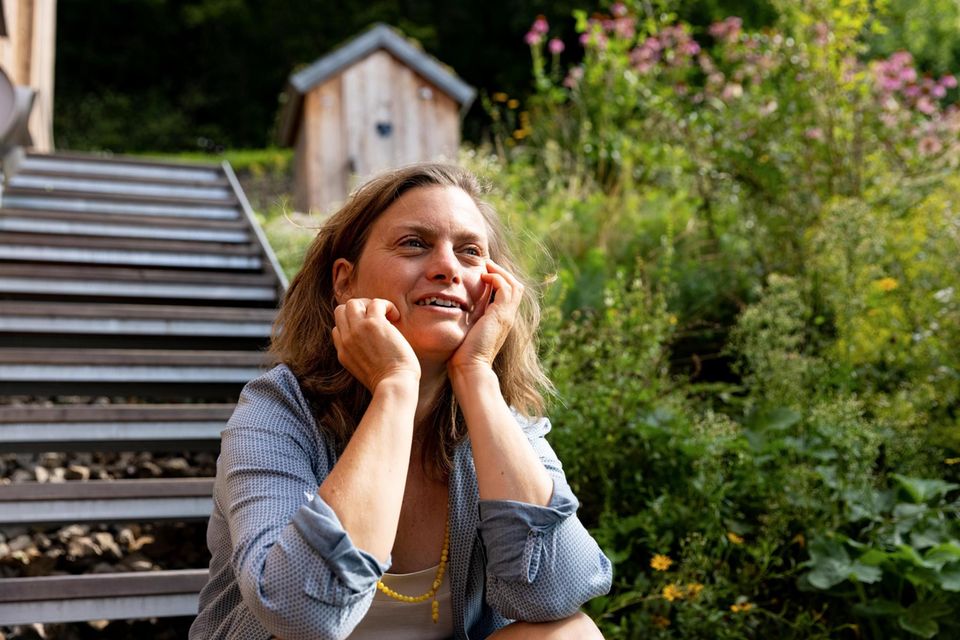 Andrea Heistinger sitzt auf einer Treppe