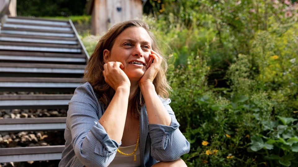 Poträt von Andrea Heistinger im Privatgarten bei Melk, Österreich Andrea Heistinger sitzt auf einer Treppe