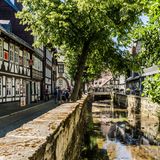 Blick auf eine Altstadt-Gasse mit Kanal und Bäumen