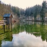 See mit kleinem Stelzenhaus