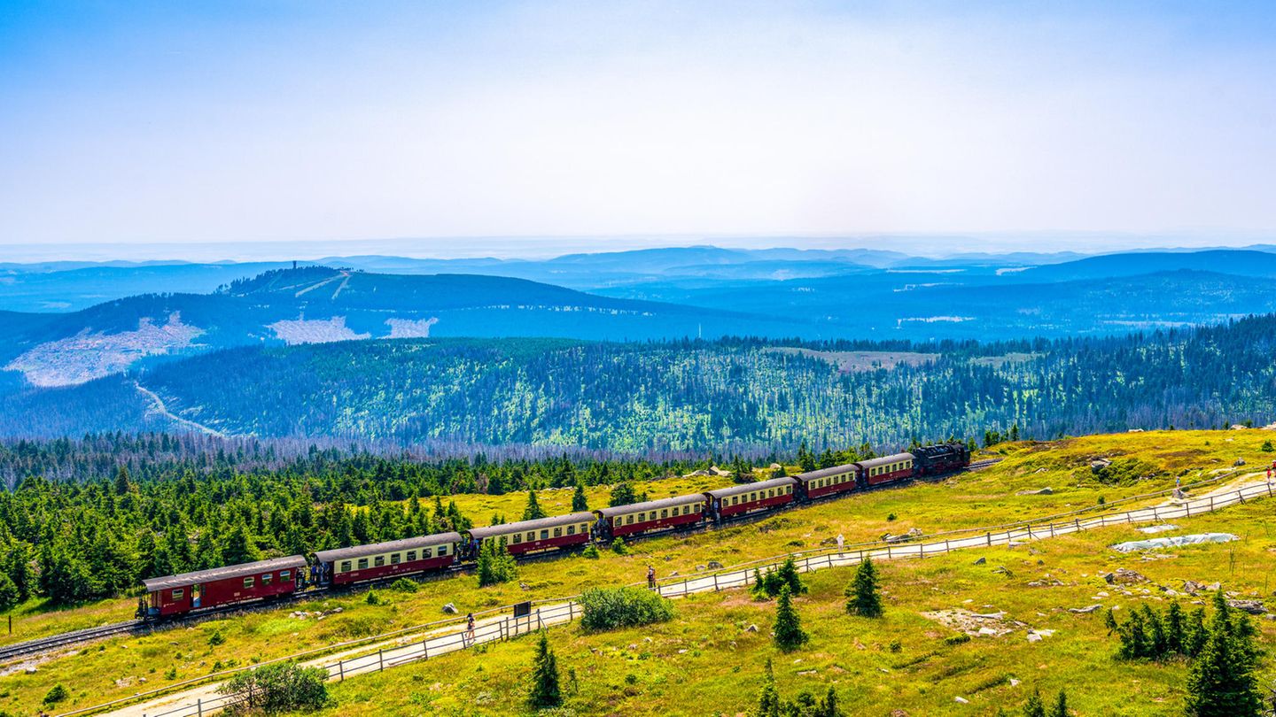 Der Brocken Blick auf die Brockenbahn und ins Tal