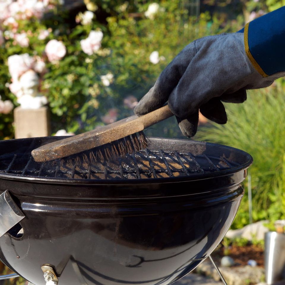 Grillrost reinigen mit Drahtbürste