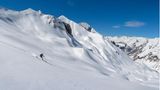 Skifahrer fährt durch den Schnee im Nationalpark Ecrins