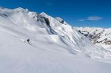 Skifahrer fährt durch den Schnee im Nationalpark Ecrins