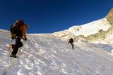 Bergsteiger bei einer Seilüberquerung und Besteigung eines steilen Gletschers am Barre des Ecrins