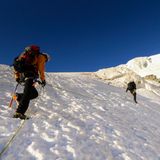Bergsteiger bei einer Seilüberquerung und Besteigung eines steilen Gletschers am Barre des Ecrins