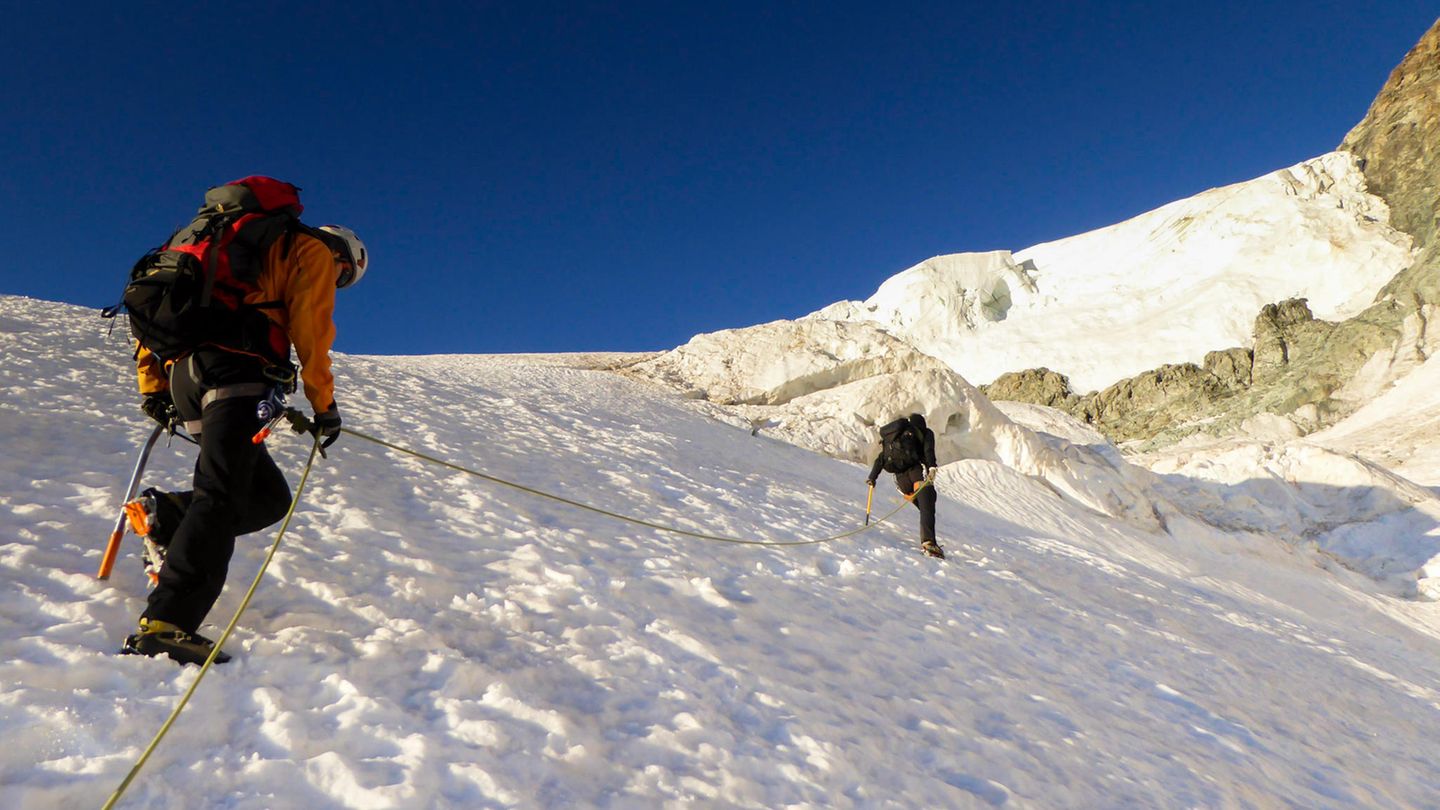 Tour zum Barre des Écrins Bergsteiger bei einer Seilüberquerung und Besteigung eines steilen Gletschers am Barre des Ecrins