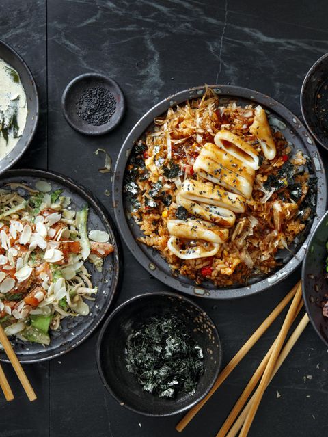 Schälchen mit asiatischen Speisen auf schwarzem Untergrund