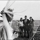 Der Brautschleier wie ein Rahmen um die Hochzeitsgäste, der Strand aufgeladen mit Geschichte: Hier landete 1895 José Martí, Freiheitskämpfer gegen die spanischen Kolonisatoren