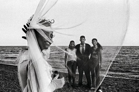 Der Brautschleier wie ein Rahmen um die Hochzeitsgäste, der Strand aufgeladen mit Geschichte: Hier landete 1895 José Martí, Freiheitskämpfer gegen die spanischen Kolonisatoren