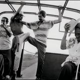 Vorfreude auf einen Tag am Strand. Ein Lastwagen bringt Landarbeiter ans Meer, und zwei beinamputierte Männer tanzen. Das Leben auf den Feldern war Cañibanos erstes großes Thema