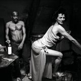 Ein Schriftsteller bescheinigt Cañibano, er umkreise "die Synthese des Kubanischen". Vielleicht das Geheimnis unzerstörbarer Lebendigkeit. Ein Transsexueller macht sich für den Karneval fein