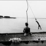 Angelt da einer einen Jungen aus dem Meer? Und was macht wohl der, dem die Hände gehören? Kleine visuelle Erzählungen mit Irritationsfaktor sind eine Spezialität Cañibanos