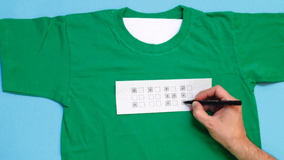 Anleitung: Bastelt euch ein Shirt in Brailleschrift!