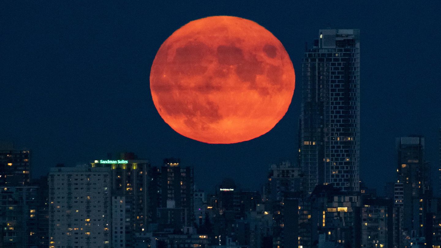 Der Vollmond geht hinter der Skyline von Downtown Vancouver auf. Für künftige Reisen zum Mond will Kanada in Bezug auf seine Astronauten das eigene Strafrecht anwenden können
