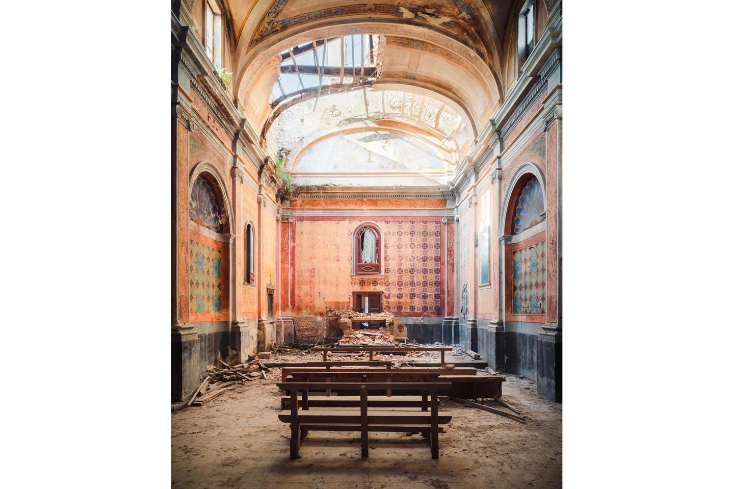 Durch Beben erschüttert Photo 4: Chiesa Faraone Antico is another victim of Italy’s relatively frequent seismic activity, and it is the heart of an entire borgo, which was completely laid to waste and abandoned by the community.