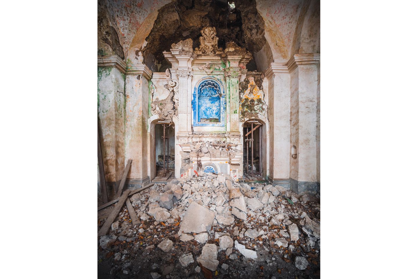 Photo 1: Located in the proximity of the city of Naples. The structure is internally completely covered with scaffolding, to prevent the walls from falling down. 