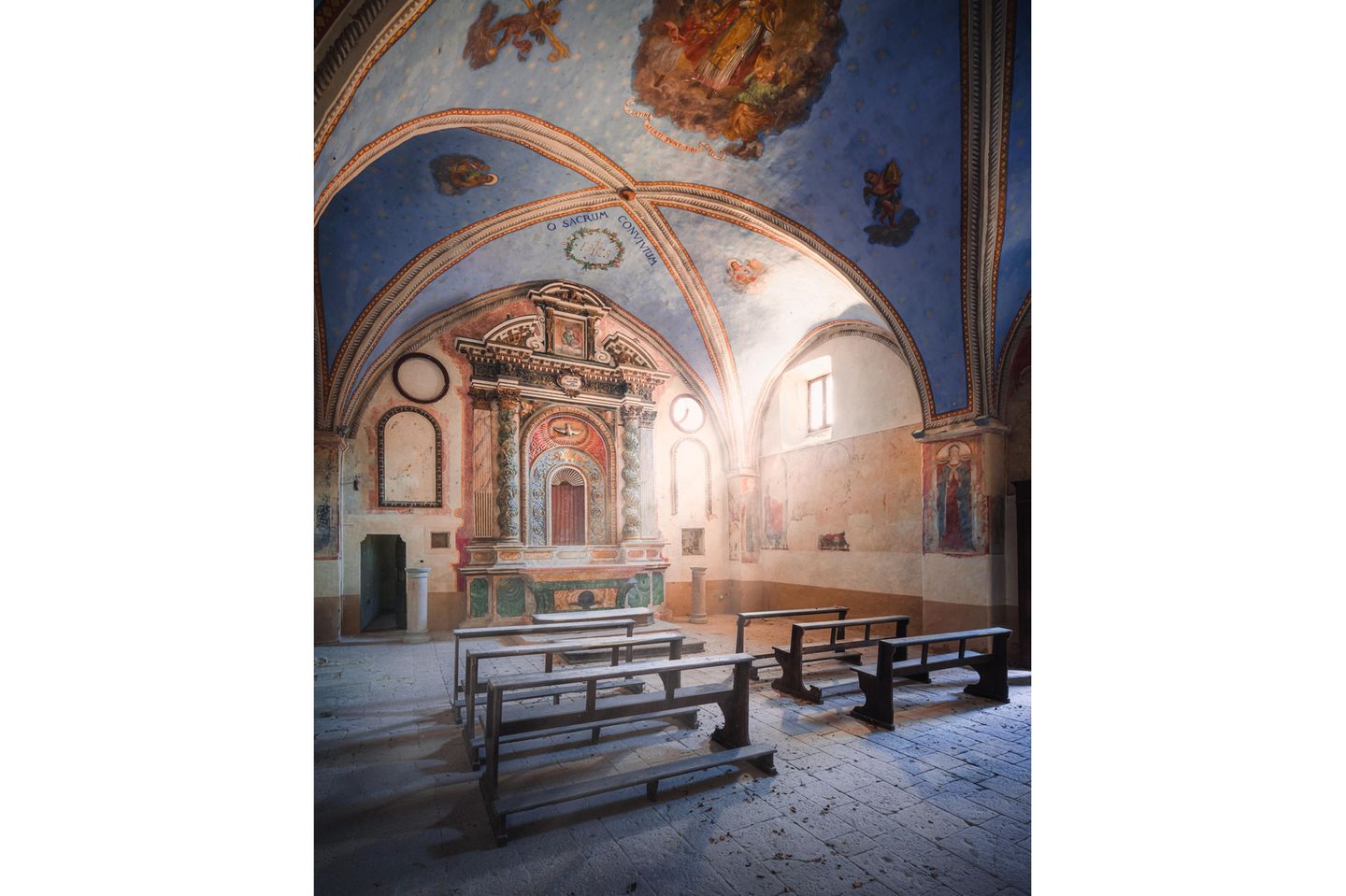 Der Fotograf benennt die genauen Ort und Kirchen meistens nicht, um vor Vandalismus zu schützen  Photo 15: This is a photo of a stunning abandoned church. It is a single square room with parts (such as the pillars and floor) from the early 16th century. Other parts (such as the vaults) are from the 19th century. You can't reach the church by car, and all of the houses surrounding the church have been abandoned as well, and are damaged by an earthquake.