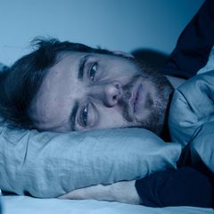 Mann mit Schlafproblemen in der Nacht