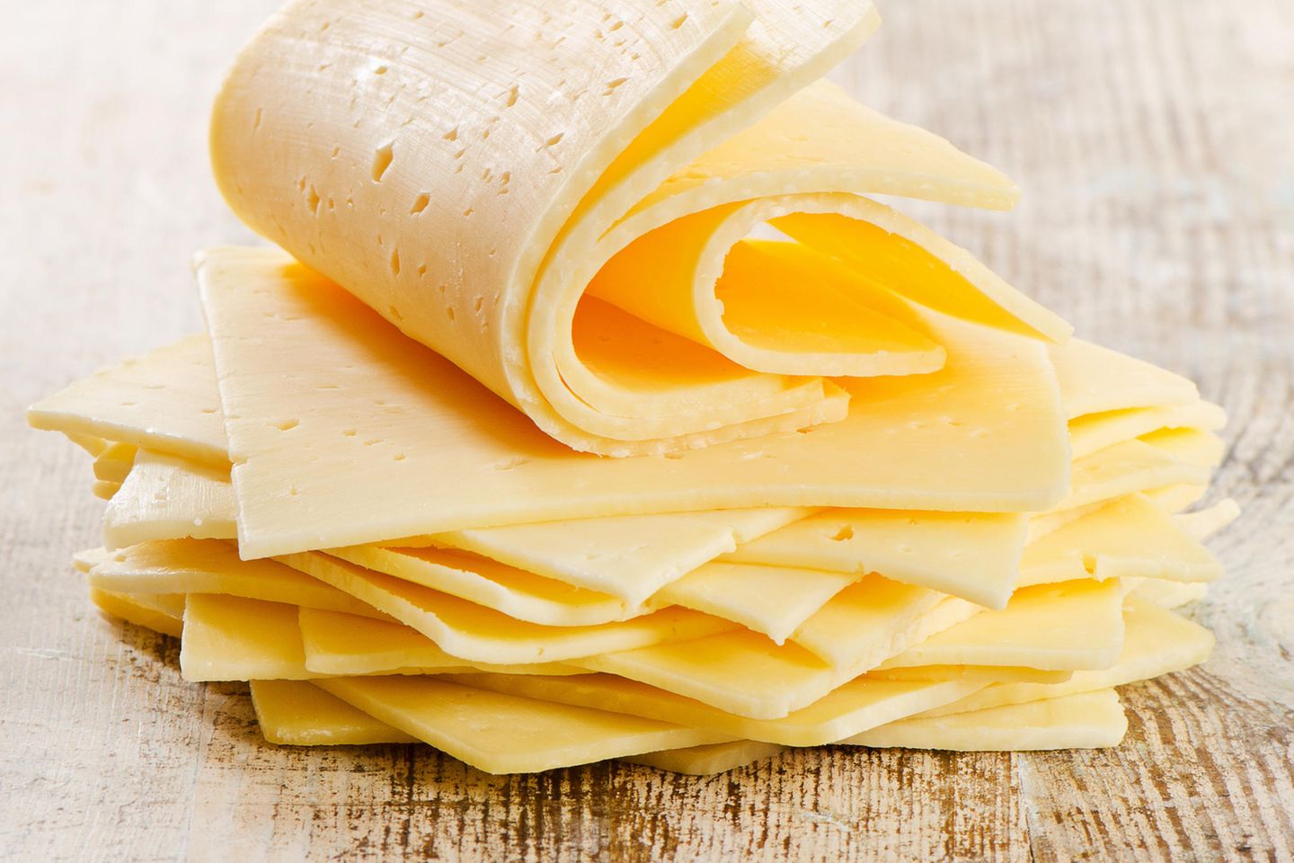 Wer tierleid-freien Käse kauft, schädigt mit seinem Konsum möglicherweise unabsichtlich Artenvielfalt und Klima. Denn viele Sorten enthalten Fette aus Palmöl. Wer auch den ökologischen Fußabdruck seines Käse-Konsums verringern will, kommt nicht darum herum, die Zutatenlisten veganer Ersatzprodukte genau zu lesen, auf palmölfreie Aufstriche und Brotbeläge ganz zu verzichten – oder sie selbst aus unverarbeiteten Zutaten frisch zuzubereiten. Der Fantasie sind hier kaum Grenzen gesetzt, und im Internet gibt es Anregungen zuhauf.