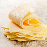 Wer tierleid-freien Käse kauft, schädigt mit seinem Konsum möglicherweise unabsichtlich Artenvielfalt und Klima. Denn viele Sorten enthalten Fette aus Palmöl. Wer auch den ökologischen Fußabdruck seines Käse-Konsums verringern will, kommt nicht darum herum, die Zutatenlisten veganer Ersatzprodukte genau zu lesen, auf palmölfreie Aufstriche und Brotbeläge ganz zu verzichten – oder sie selbst aus unverarbeiteten Zutaten frisch zuzubereiten. Der Fantasie sind hier kaum Grenzen gesetzt, und im Internet gibt es Anregungen zuhauf.