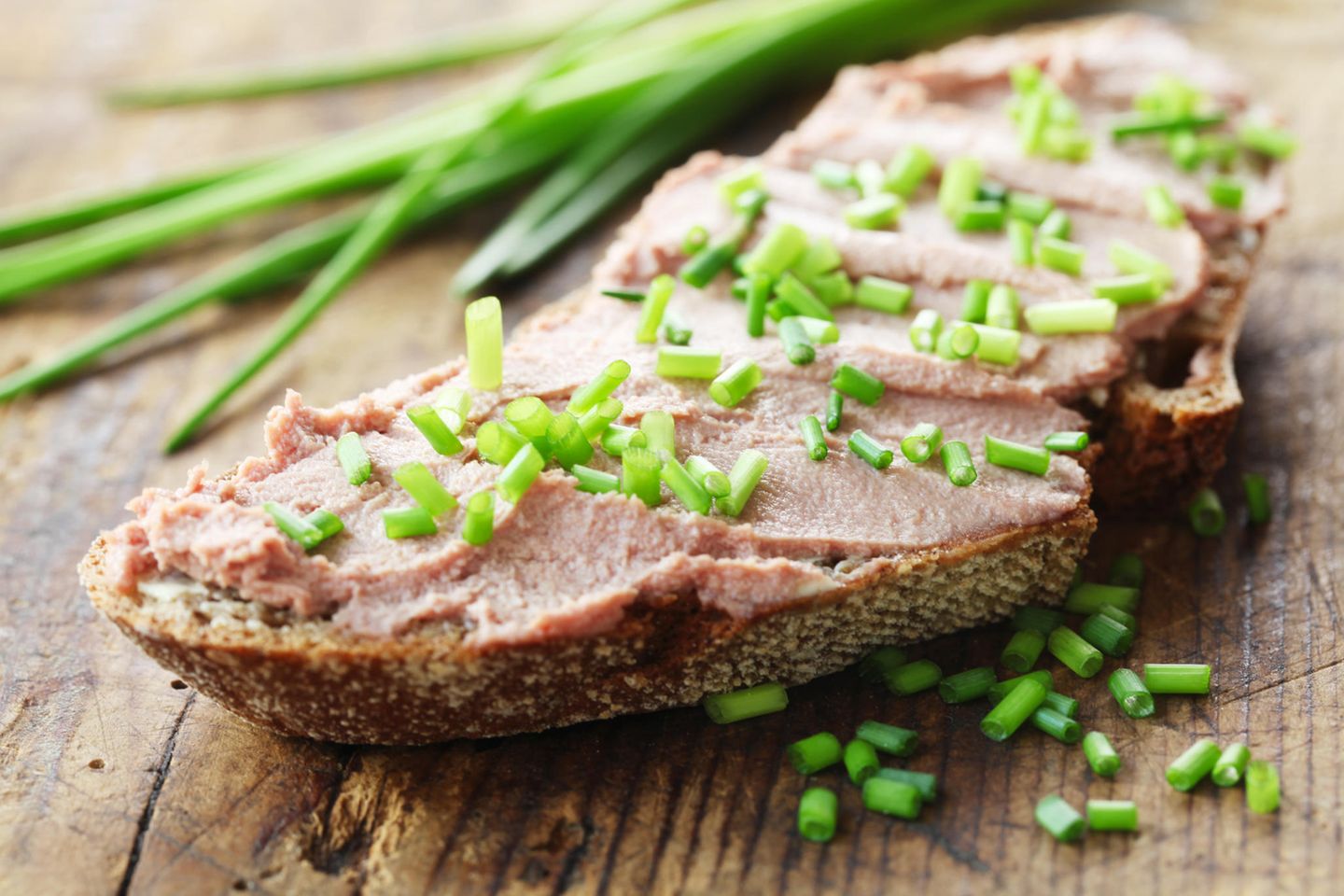 Dass in Schokocremes Palmöl verwendet wird, hat sich mittlerweile herumgesprochen. Weniger bekannt ist, dass es auch in Fleischprodukten enthalten sein kann. Zum Beispiel in Streichwurst. Grund sind auch hier die hervorragenden Produkteigenschaften des Pflanzenfetts. Tipp: Zutatenliste studieren und weniger (verarbeitete) Fleischprodukte konsumieren. Ist ohnehin gesünder.