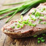 Dass in Schokocremes Palmöl verwendet wird, hat sich mittlerweile herumgesprochen. Weniger bekannt ist, dass es auch in Fleischprodukten enthalten sein kann. Zum Beispiel in Streichwurst. Grund sind auch hier die hervorragenden Produkteigenschaften des Pflanzenfetts. Tipp: Zutatenliste studieren und weniger (verarbeitete) Fleischprodukte konsumieren. Ist ohnehin gesünder.