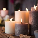 Besonders im Winter ist der Kerzenzauber beliebt. Aber nicht unbedingt umweltfreundlich: Viele Produkte enthalten Stearin oder Paraffin, das aus Palmöl gewonnen wird. Eine palmölfreie – allerdings nicht vegane – Alternative sind Bienenwachskerzen. Zertifizierte Bio-Kerzen garantieren immerhin, dass die pflanzlichen Fette und Öle ausschließlich aus nachhaltigem Anbau stammen.