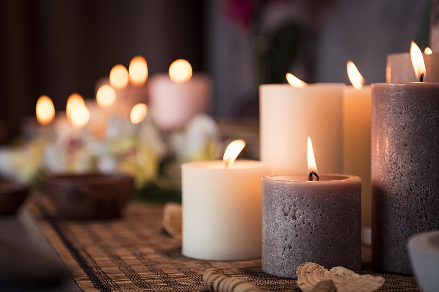 Besonders im Winter ist der Kerzenzauber beliebt. Aber nicht unbedingt umweltfreundlich: Viele Produkte enthalten Stearin oder Paraffin, das aus Palmöl gewonnen wird. Eine palmölfreie – allerdings nicht vegane – Alternative sind Bienenwachskerzen. Zertifizierte Bio-Kerzen garantieren immerhin, dass die pflanzlichen Fette und Öle ausschließlich aus nachhaltigem Anbau stammen.