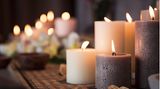 Besonders im Winter ist der Kerzenzauber beliebt. Aber nicht unbedingt umweltfreundlich: Viele Produkte enthalten Stearin oder Paraffin, das aus Palmöl gewonnen wird. Eine palmölfreie – allerdings nicht vegane – Alternative sind Bienenwachskerzen. Zertifizierte Bio-Kerzen garantieren immerhin, dass die pflanzlichen Fette und Öle ausschließlich aus nachhaltigem Anbau stammen.